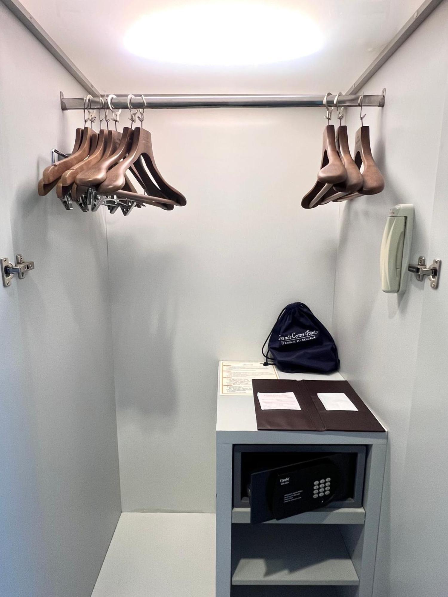 グランデ センター ポイント ホテル ターミナル 21【SHA Plus+認定】 バンコク都 エクステリア 写真 A coat rack in a hotel